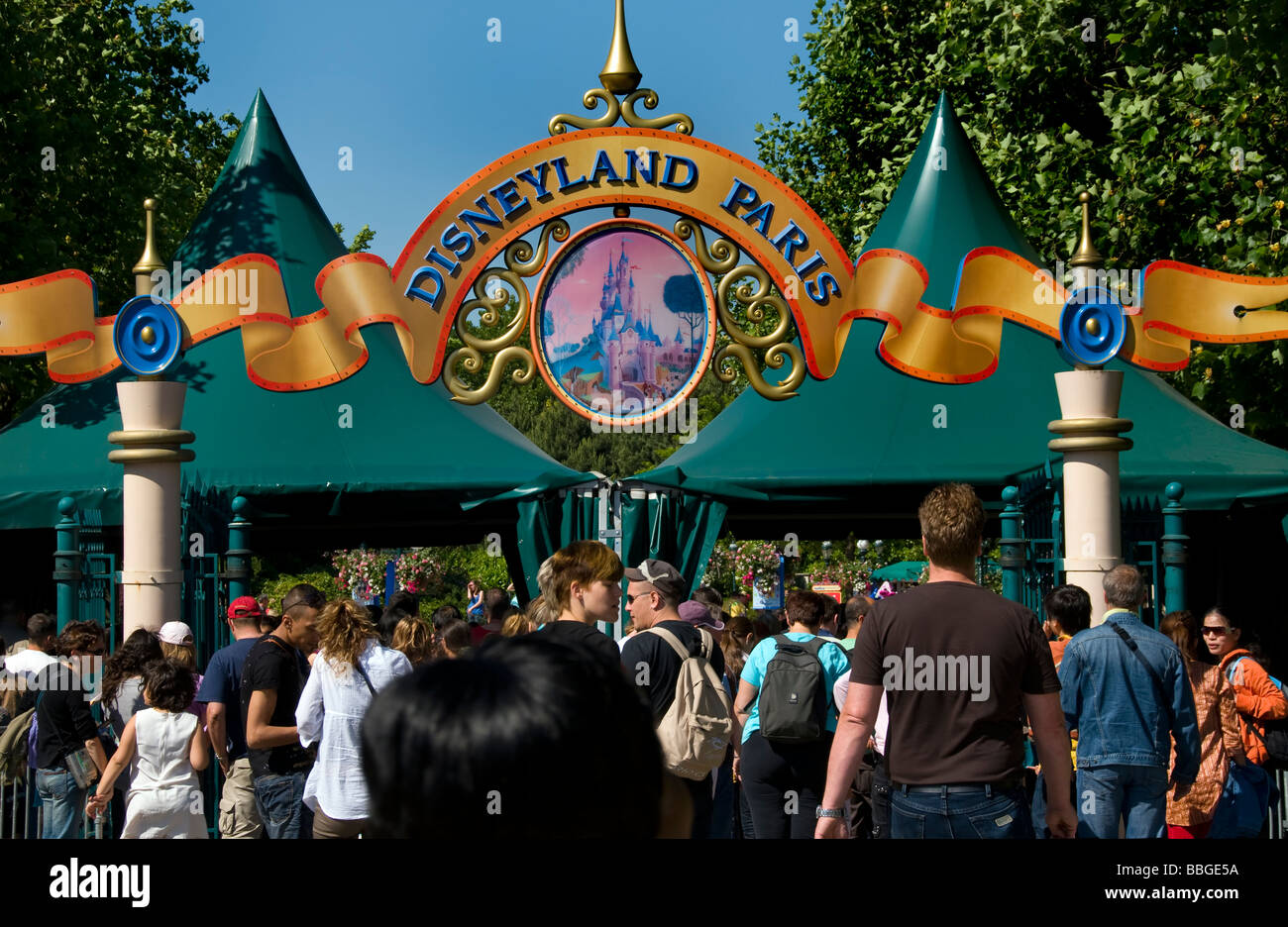 Parigi Francia, Parchi a tema, grande affollamento di persone che visitano Disneyland Paris » ingresso, cartello Foto Stock