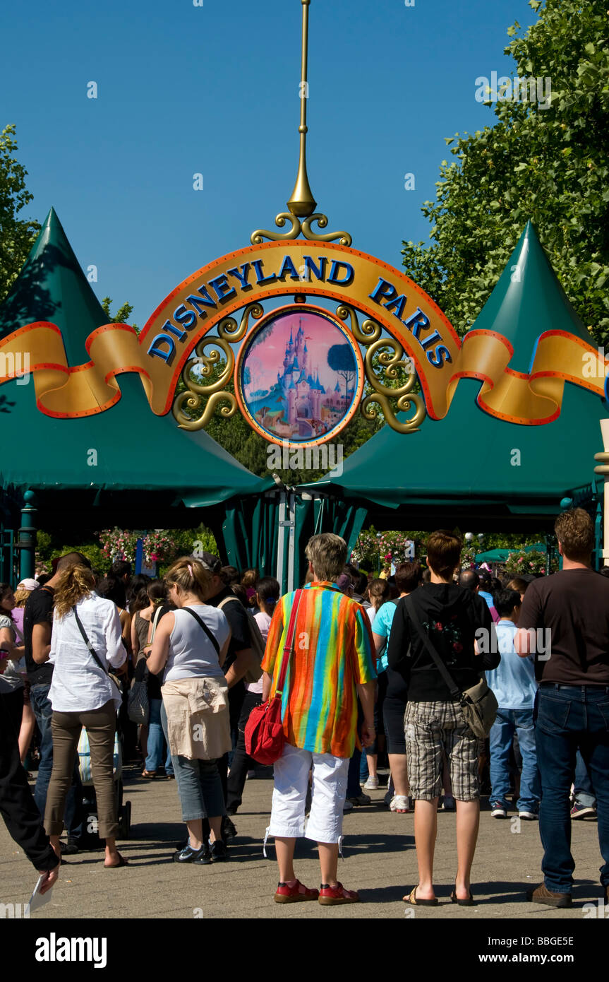 Chelsy, Francia, Parchi a tema, gente in visita 'Disneyland Paris' segno d'ingresso Foto Stock