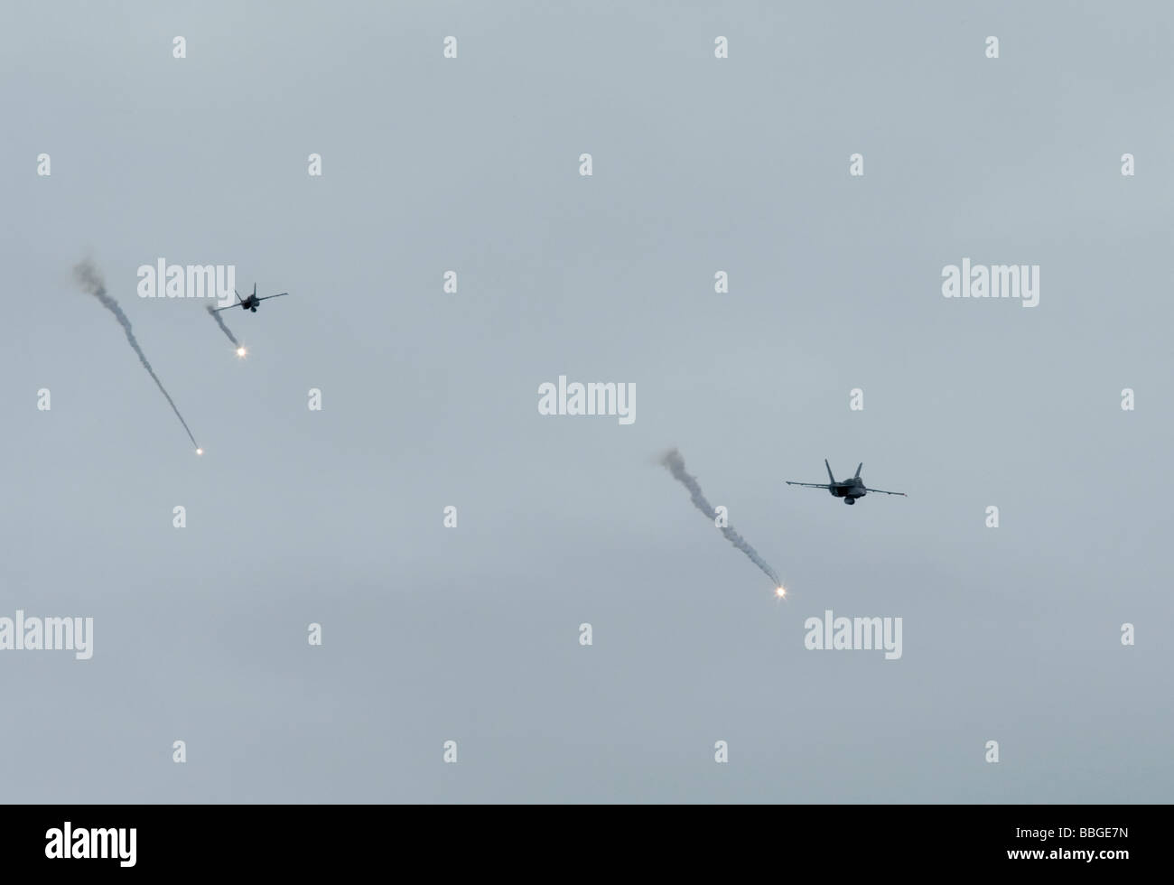 F A 18 Hornet caccia sparare razzi di segnalazione Foto Stock