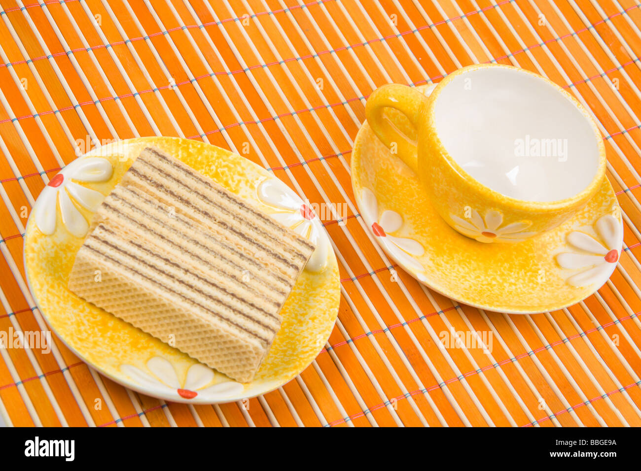 Close up waffle slice e la tazza con il caffè sul bambù panno della tabella Foto Stock