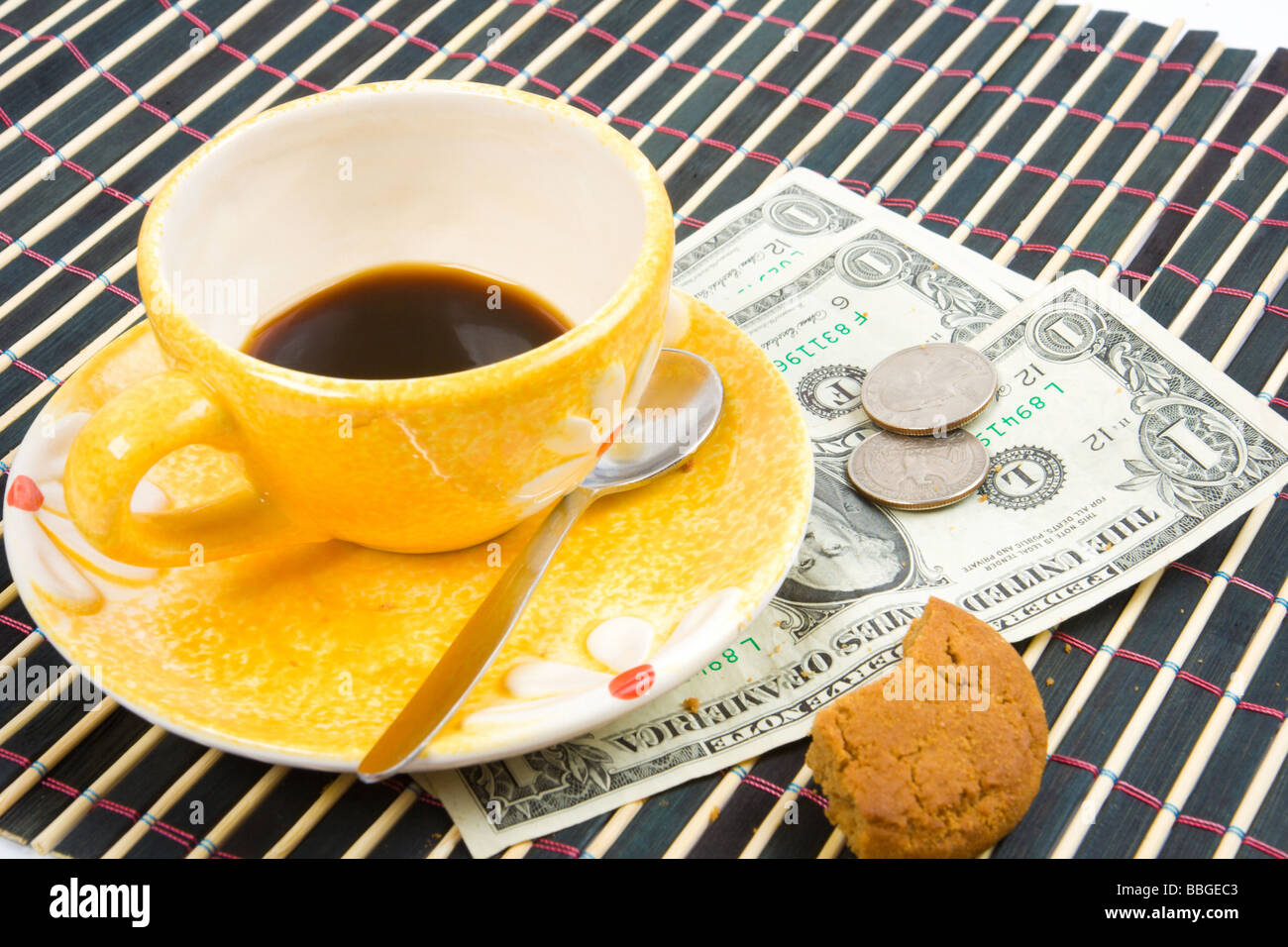 Tre dollari e 50 cent pagare per caffè e biscotti sul bambù panno della tabella Foto Stock