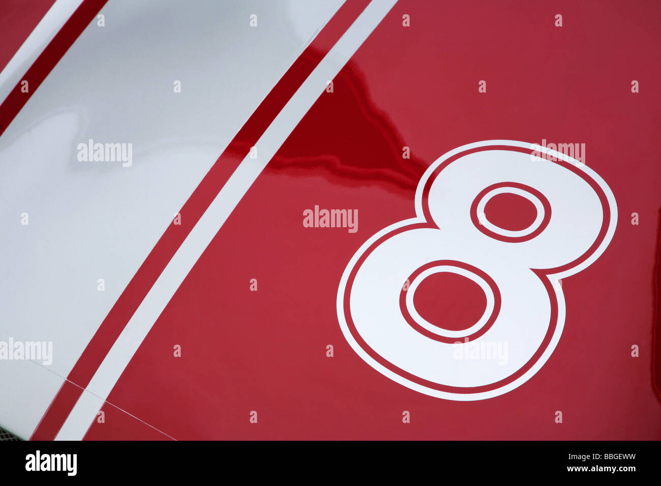 Il numero 8 nel cerchio bianco su rosso a strisce bianche e sfondo. Foto Stock