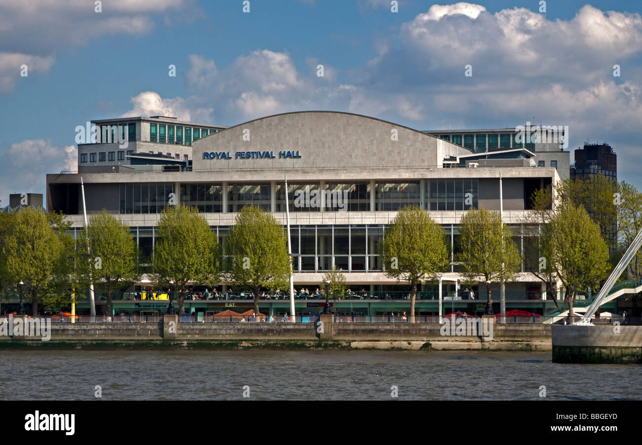 Il Royal Festival Hall e il fiume Tamigi, Londra, Inghilterra Foto Stock