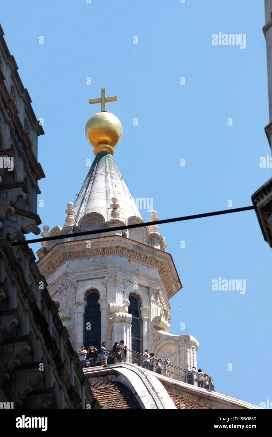 Gli spettatori sul balcone della cupola della Basilica di Santa Maria del Fiore,Firenze. Foto Stock
