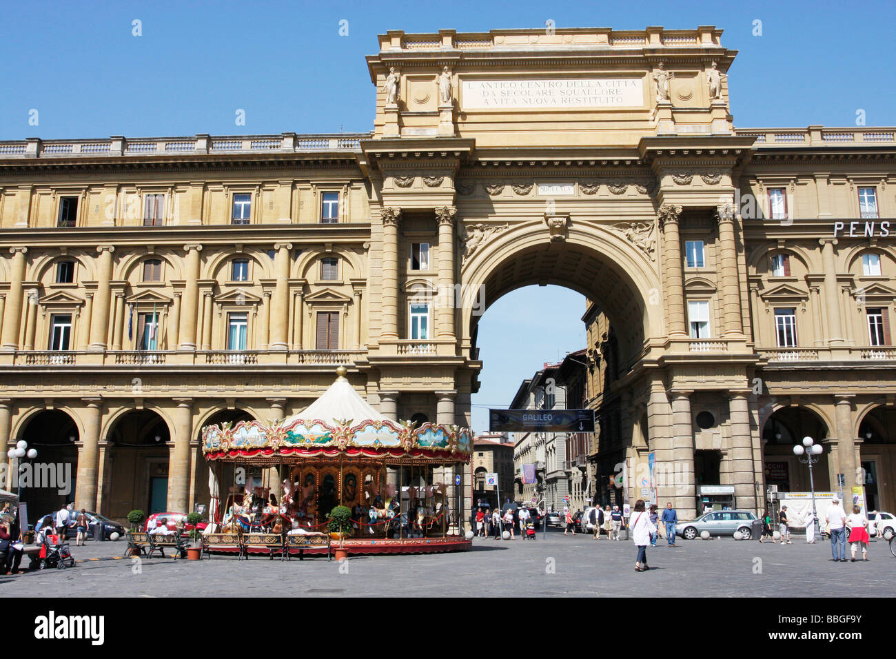 Piazza della Republica,e,giostra costruita sul sito del forum e segna il centro della città romana di Firenze.Italia Foto Stock