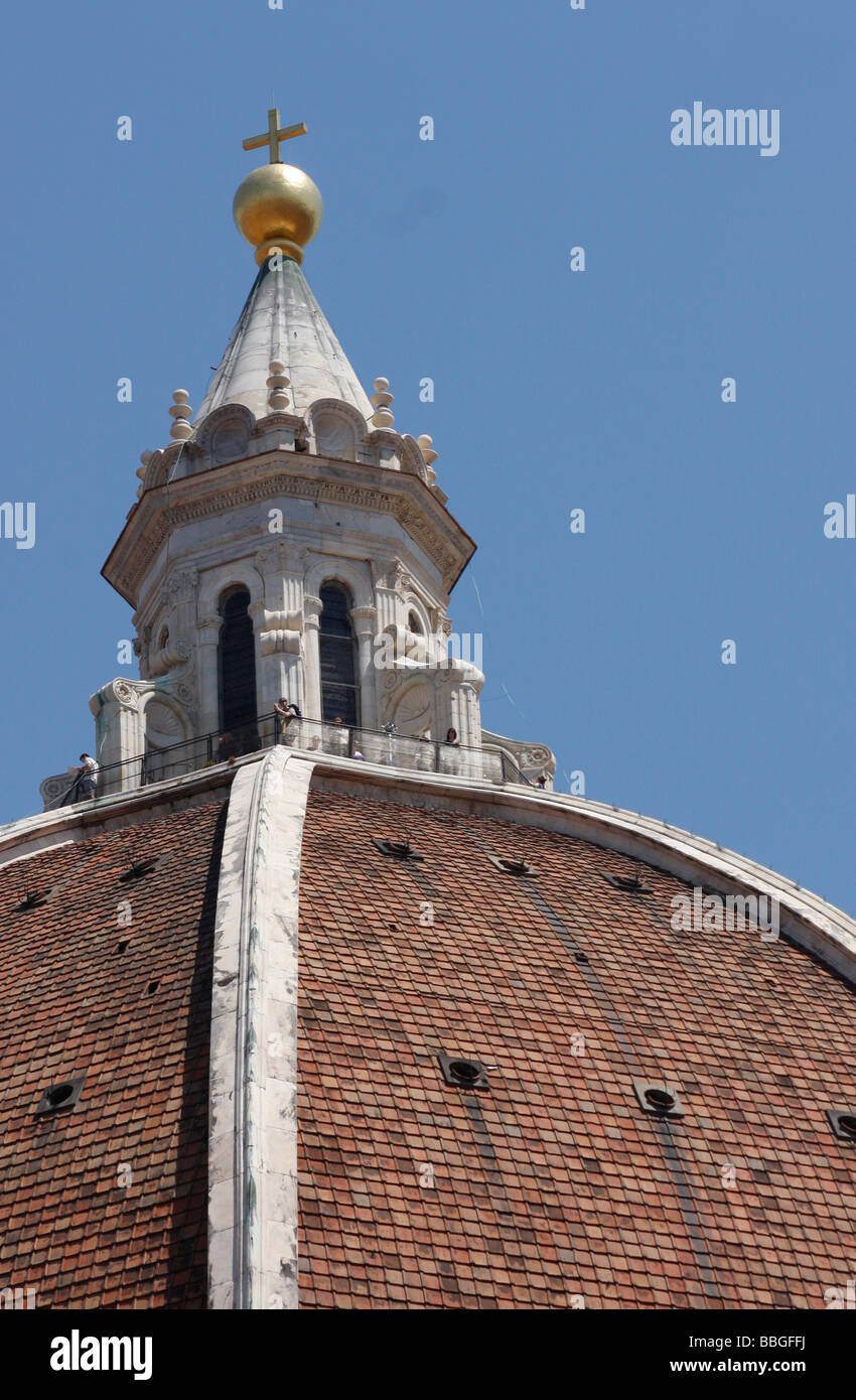 Gli spettatori sul balcone della cupola della Basilica di Santa Maria del Fiore,Firenze. Foto Stock