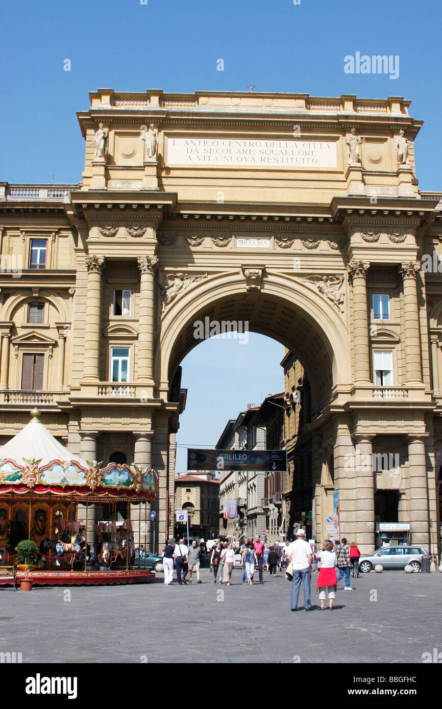 Piazza della Republica,e,giostra costruita sul sito del forum e segna il centro della città romana di Firenze.Italia Foto Stock