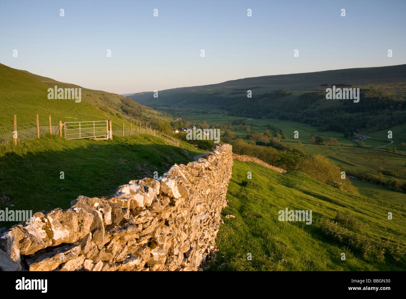 Una parete di stalattite conduce l'occhio giù per la valle, vicino a Buckden, alla sommità della parte superiore Wharfedale, Yorkshire Dales REGNO UNITO Foto Stock