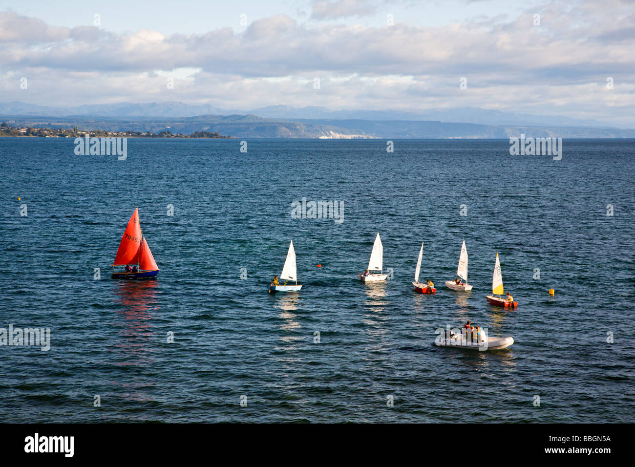Lezione di scuola di vela sul lago Taupo Isola del nord della Nuova Zelanda Foto Stock