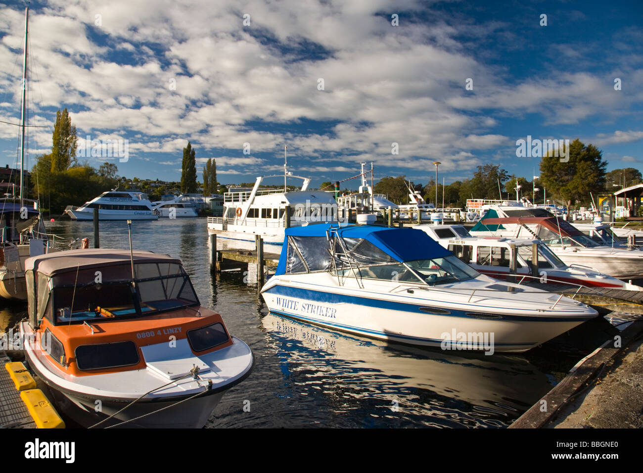 Imbarcazione attraccata a Taupo Marina Isola del nord della Nuova Zelanda Foto Stock