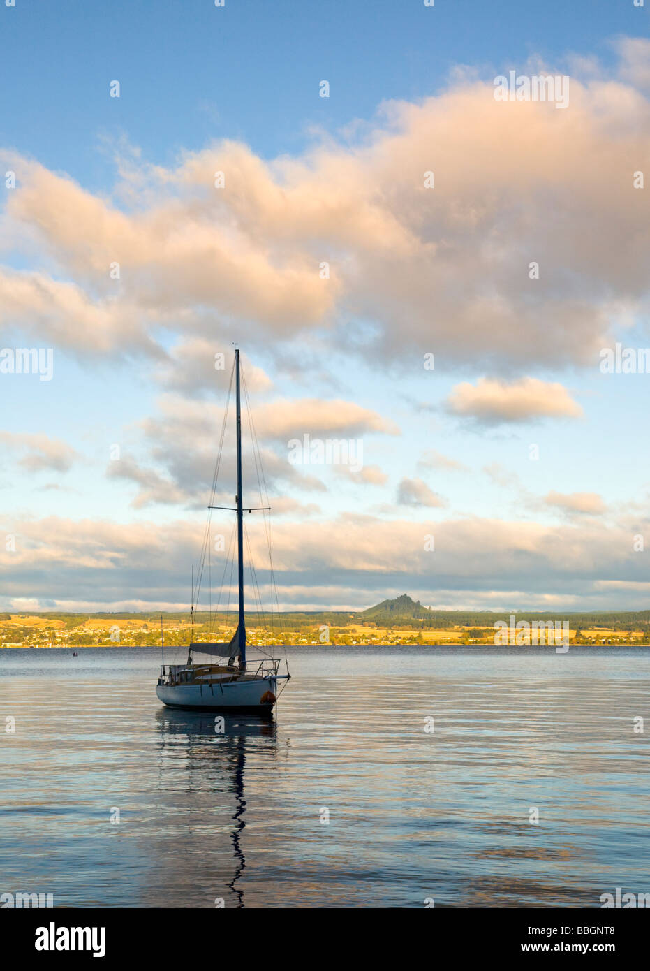 Yacht ormeggiati sul lago Taupo visto dalla baia di Acacia Isola del nord della Nuova Zelanda Foto Stock