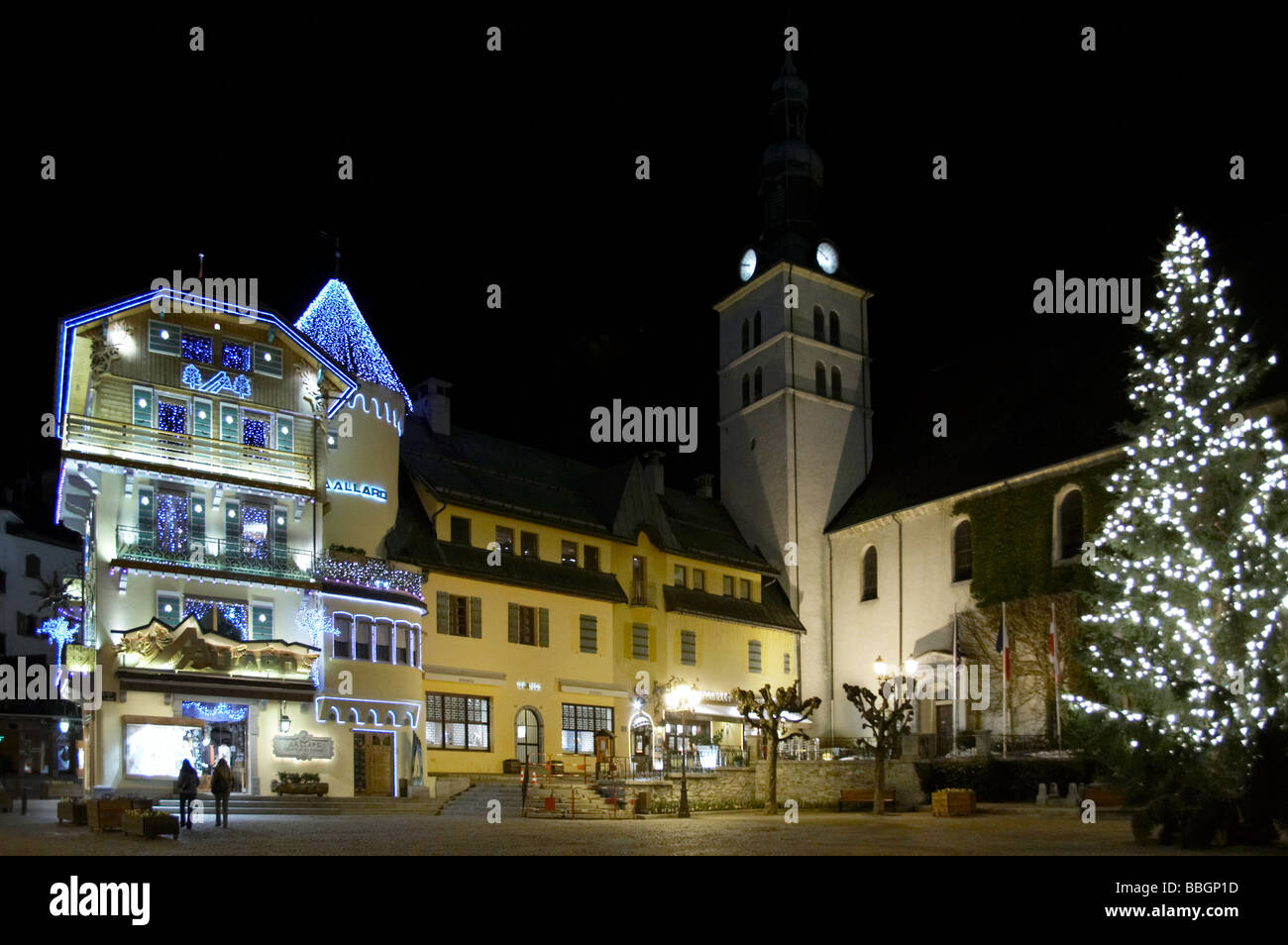 Megeve Town Square e Chiesa in Megeve Francia sulle Alpi francesi Europa di notte Foto Stock