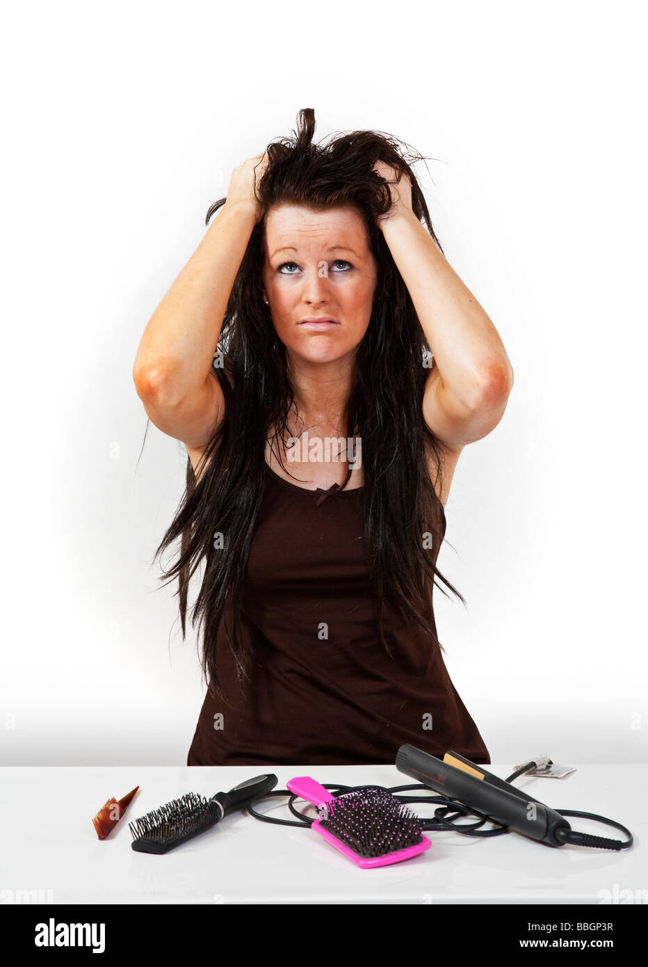 Attraente modello avente una brutta giornata per capelli. Foto Stock