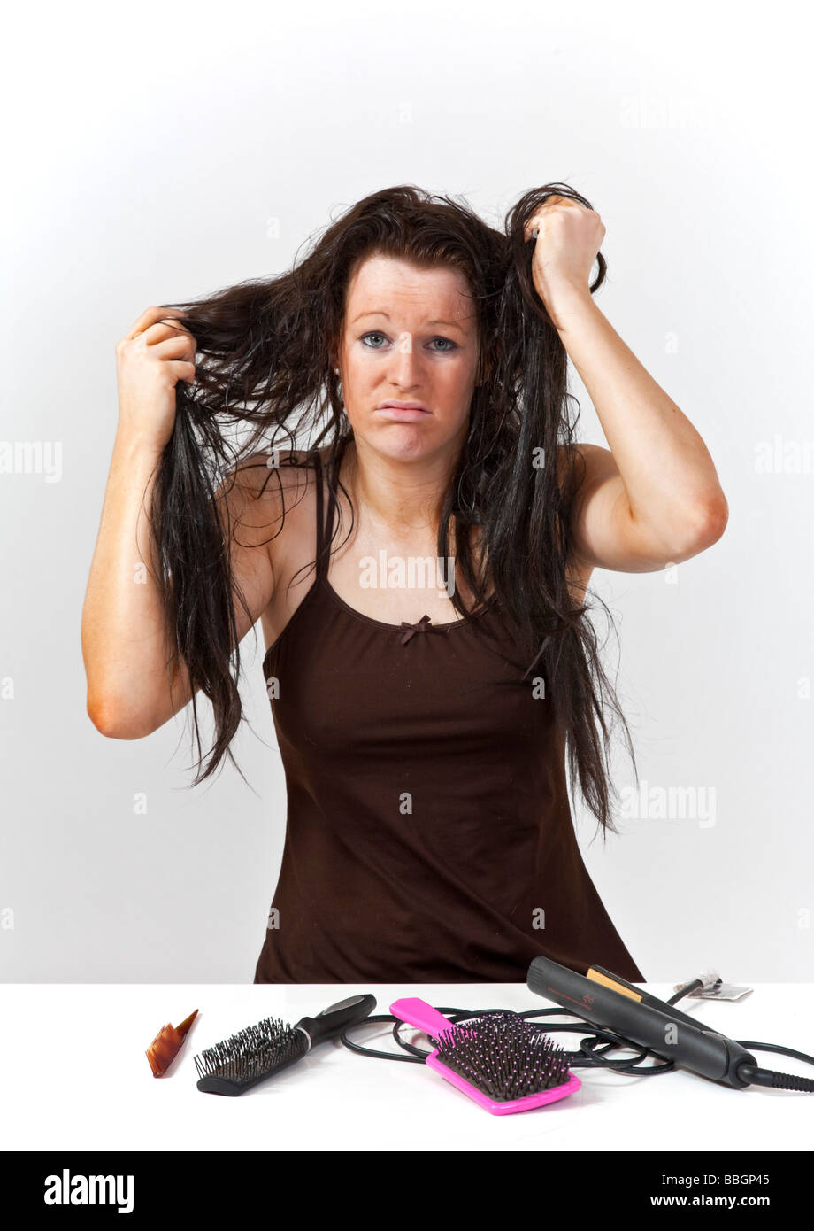 Attraente modello avente una brutta giornata per capelli. Foto Stock
