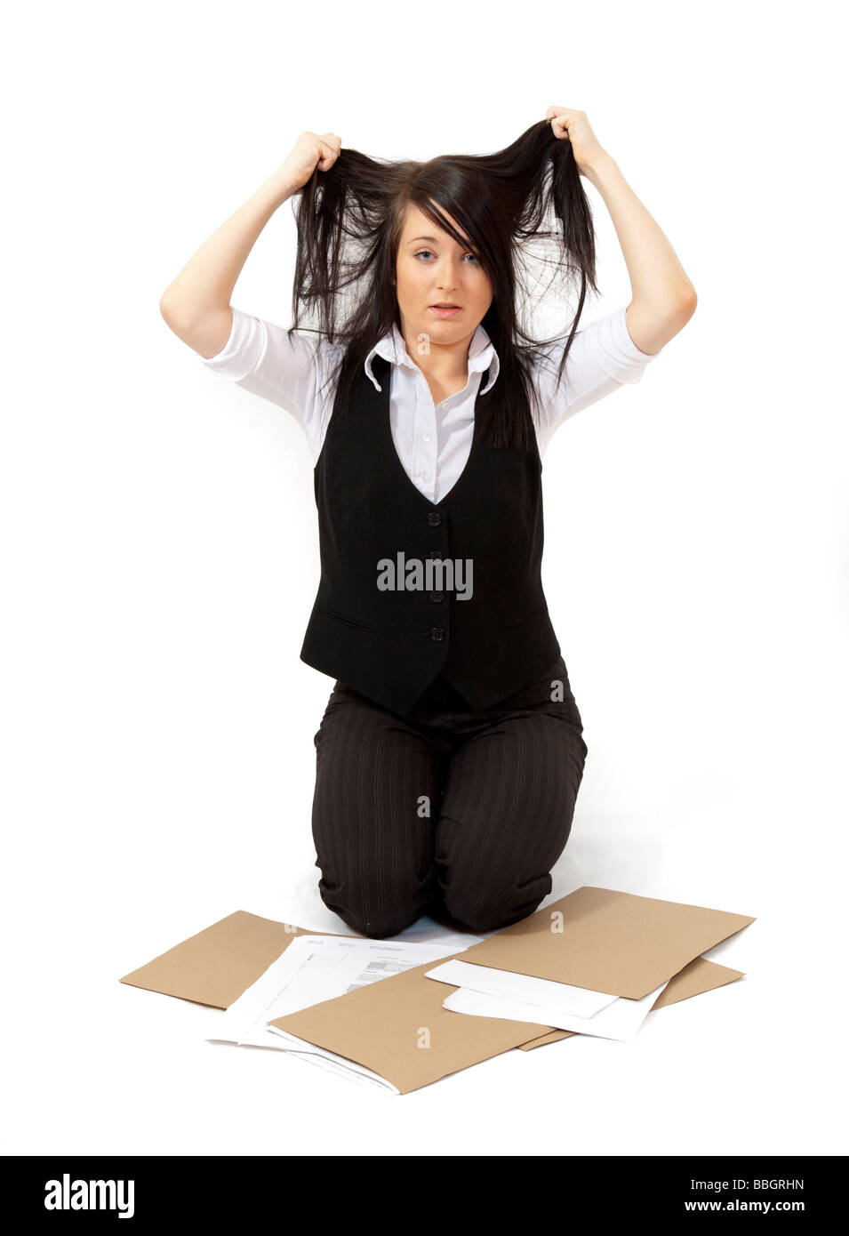Attraente bruna giovane donna d'affari tirando i capelli Foto Stock