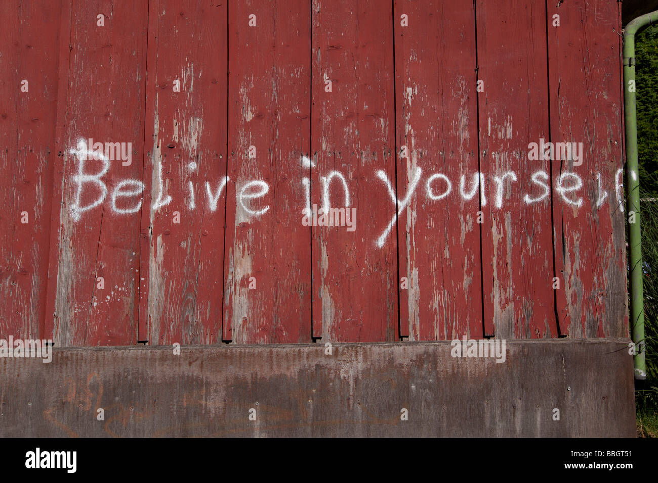 Belive (credo) in te scritto sul lato della stalla come il capannone per il rimessaggio. Charles Lupica Foto Stock