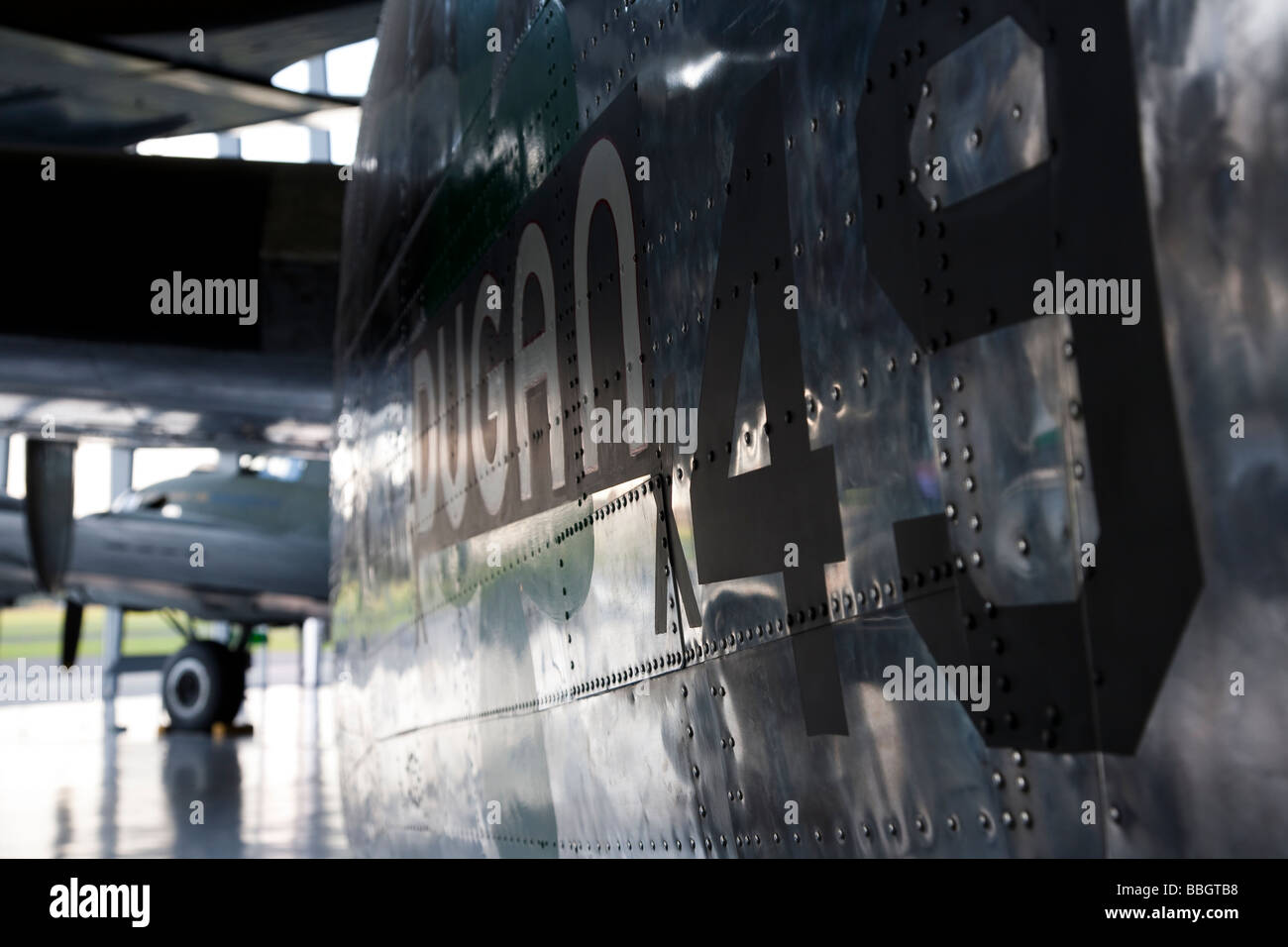 Imperial War Museum di Duxford Cambridge contenente una vastissima selezione di mondi aerei e anche una pista di atterraggio per aerei di lavoro, Inghilterra Foto Stock