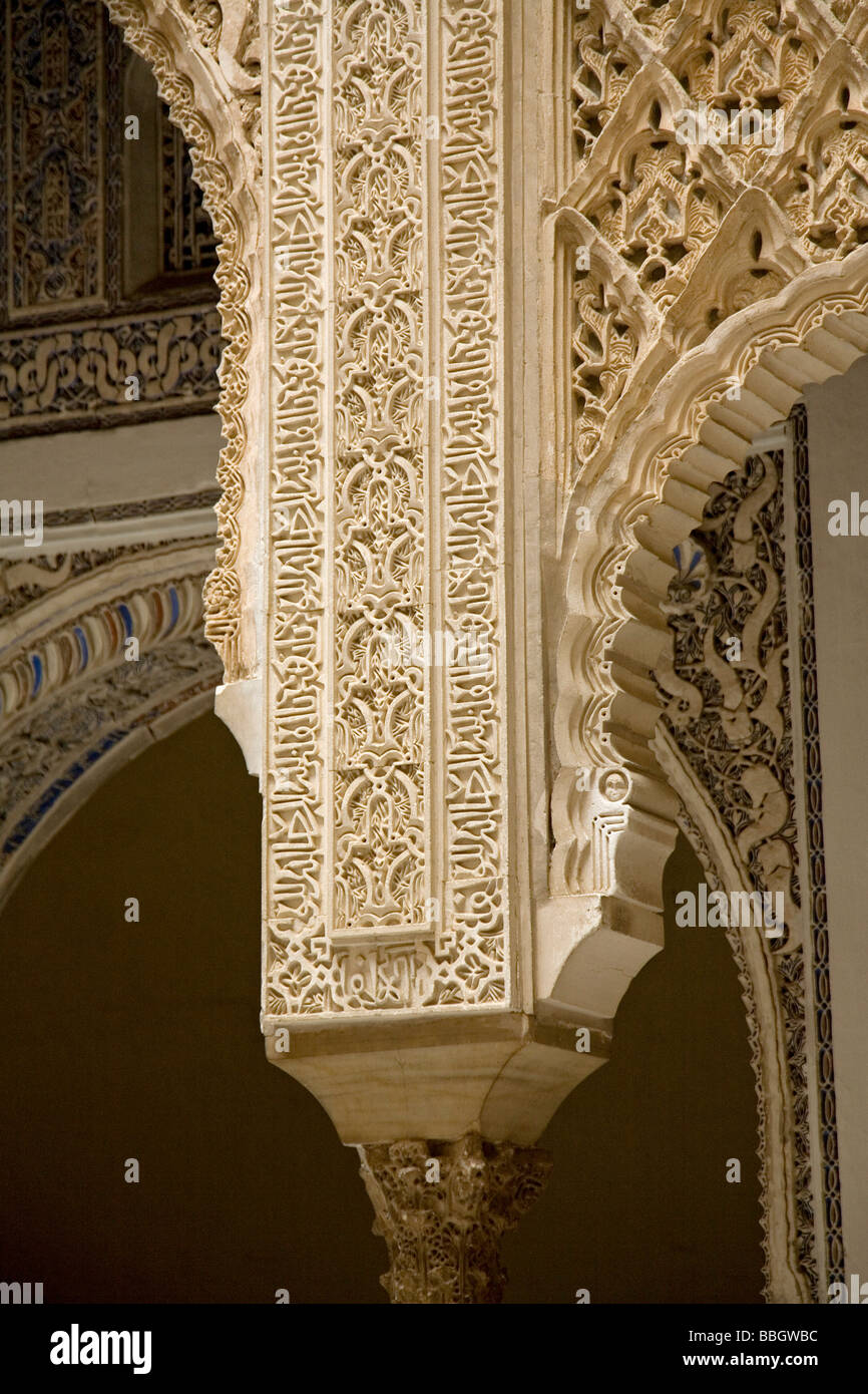 Cortile del Las Muñecas nel palazzo in stile Mudejar di Los Reales Alcazares Siviglia Andalusia Spagna Foto Stock