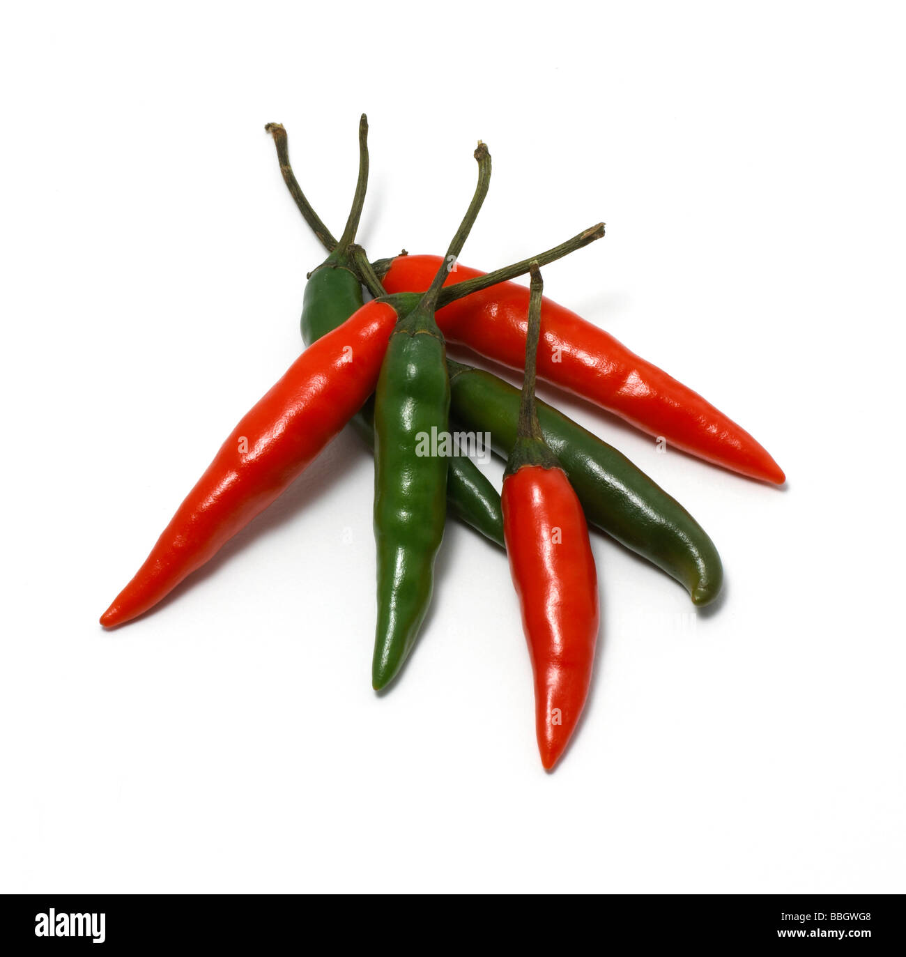 Rosso e peperoncini verdi tagliati su sfondo bianco Foto Stock