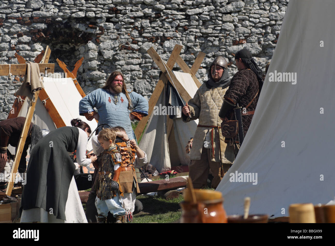 Re emanazione di una vita medievale e la battaglia al castello di Ogrodzieniec, Polonia. Foto Stock