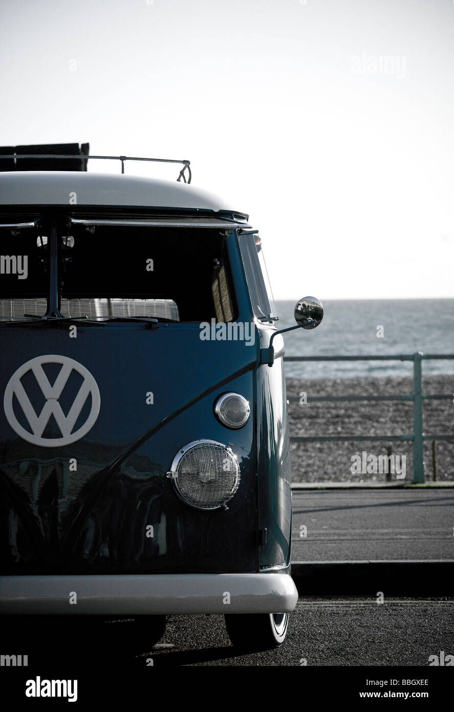 VW camper van a Brighton Breeze, sul lungomare di Brighton. Foto Stock