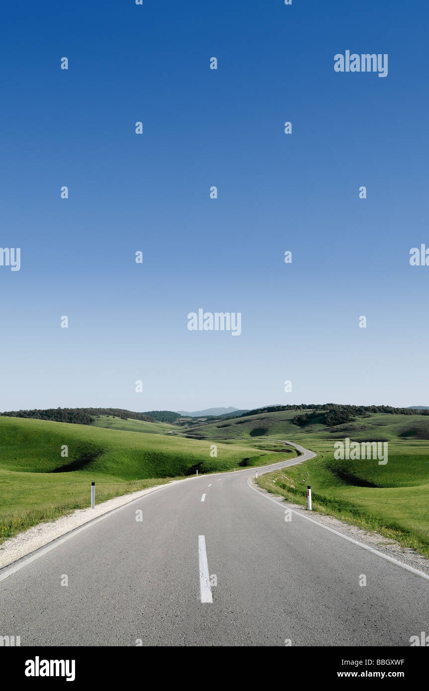 La strada attraverso le colline della Bosnia Erzegovina Foto Stock