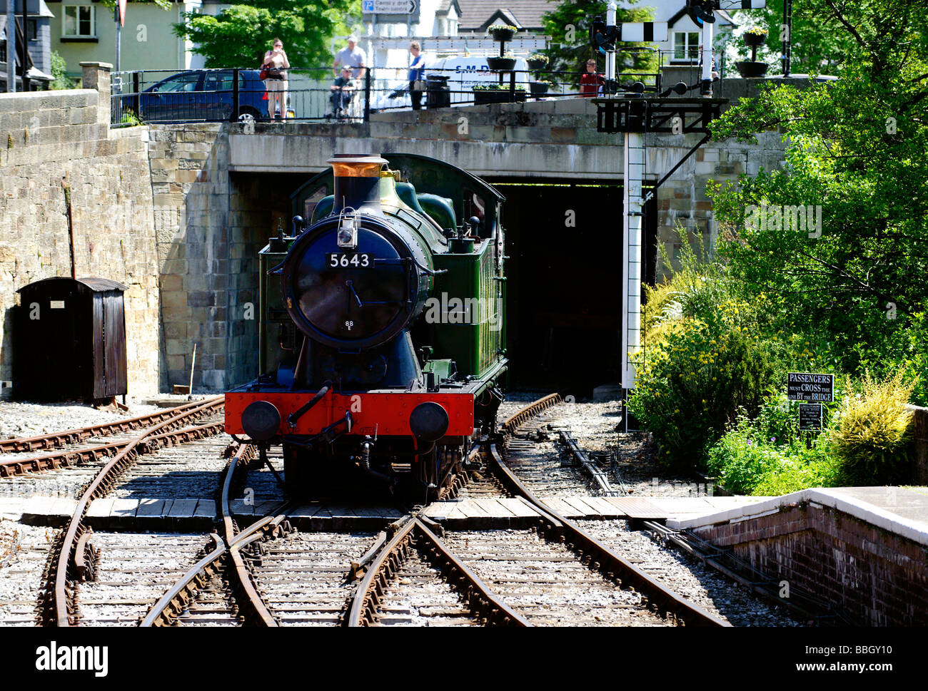 Treno a vapore che entrando in stazione llangollen Foto Stock