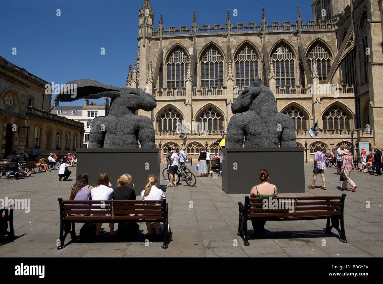 Due spettacolari sculture di Sophie Ryder un minotauro e una signora-lepre stare vicino a Abbazia di Bath in Bath Somerset Inghilterra Foto Stock