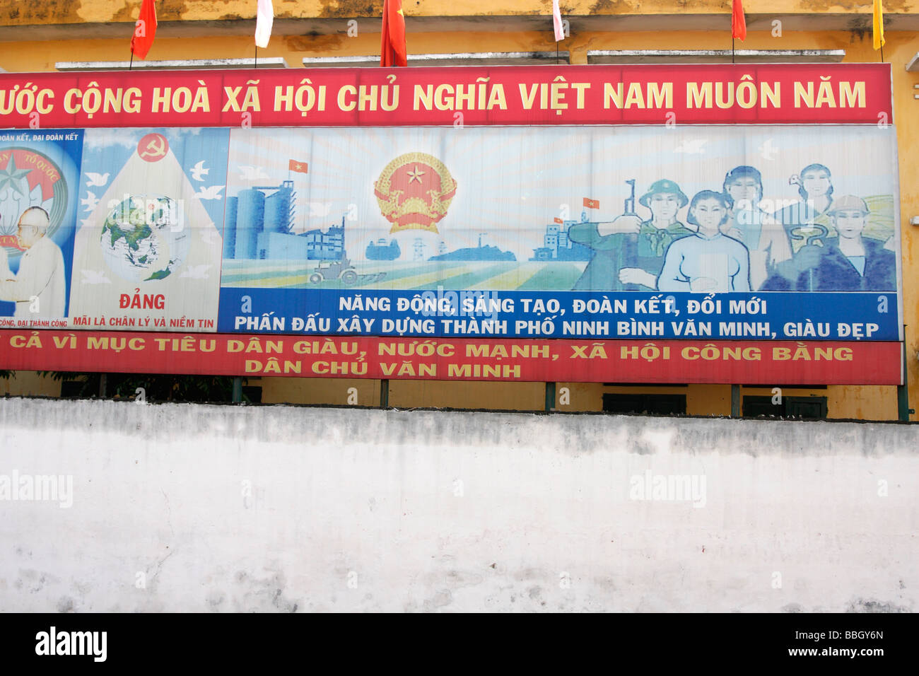 La propaganda comunista poster in strada della citta', 'Ninh Binh', Vietnam Foto Stock