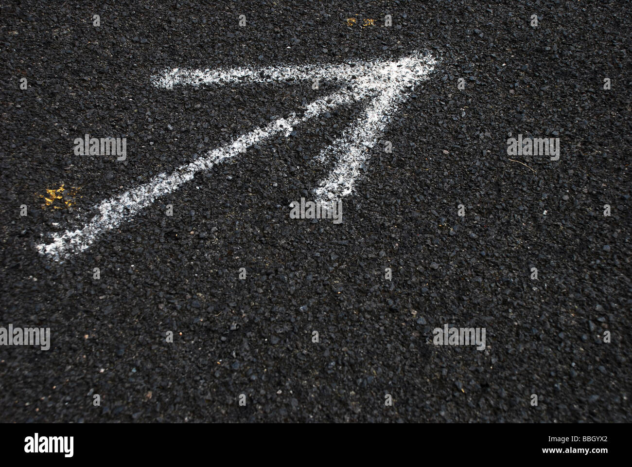 Freccia dipinta su asfalto Foto Stock