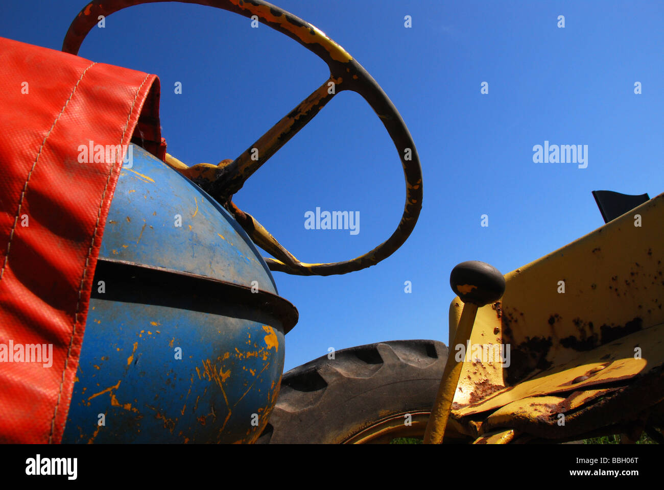 Comandi del trattore e il volante contro il cielo blu Foto Stock