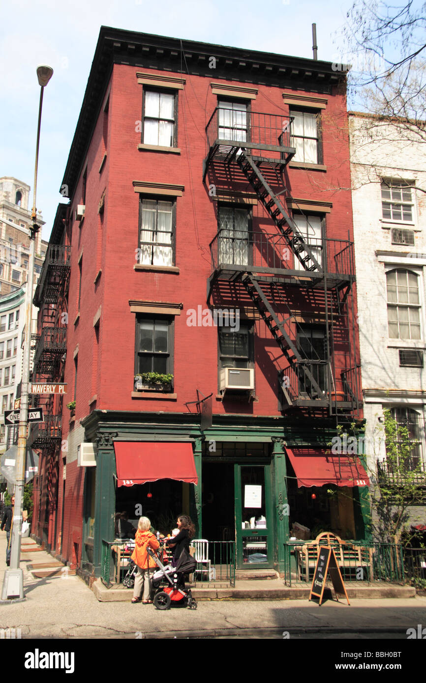 A quattro piani in casa rossa nel West Village di New York City. Foto Stock