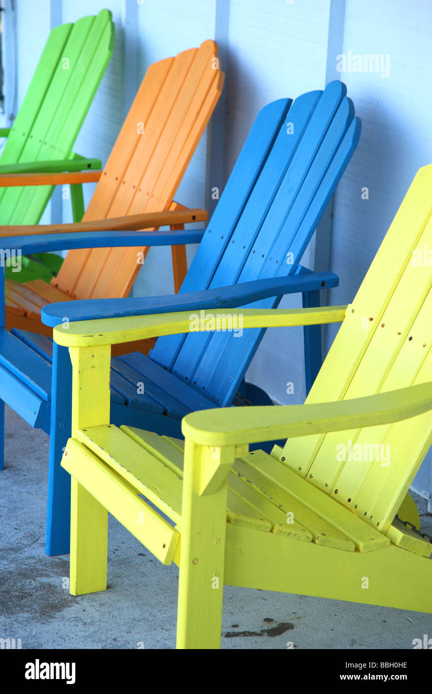 Fila di sedie colorate Foto Stock
