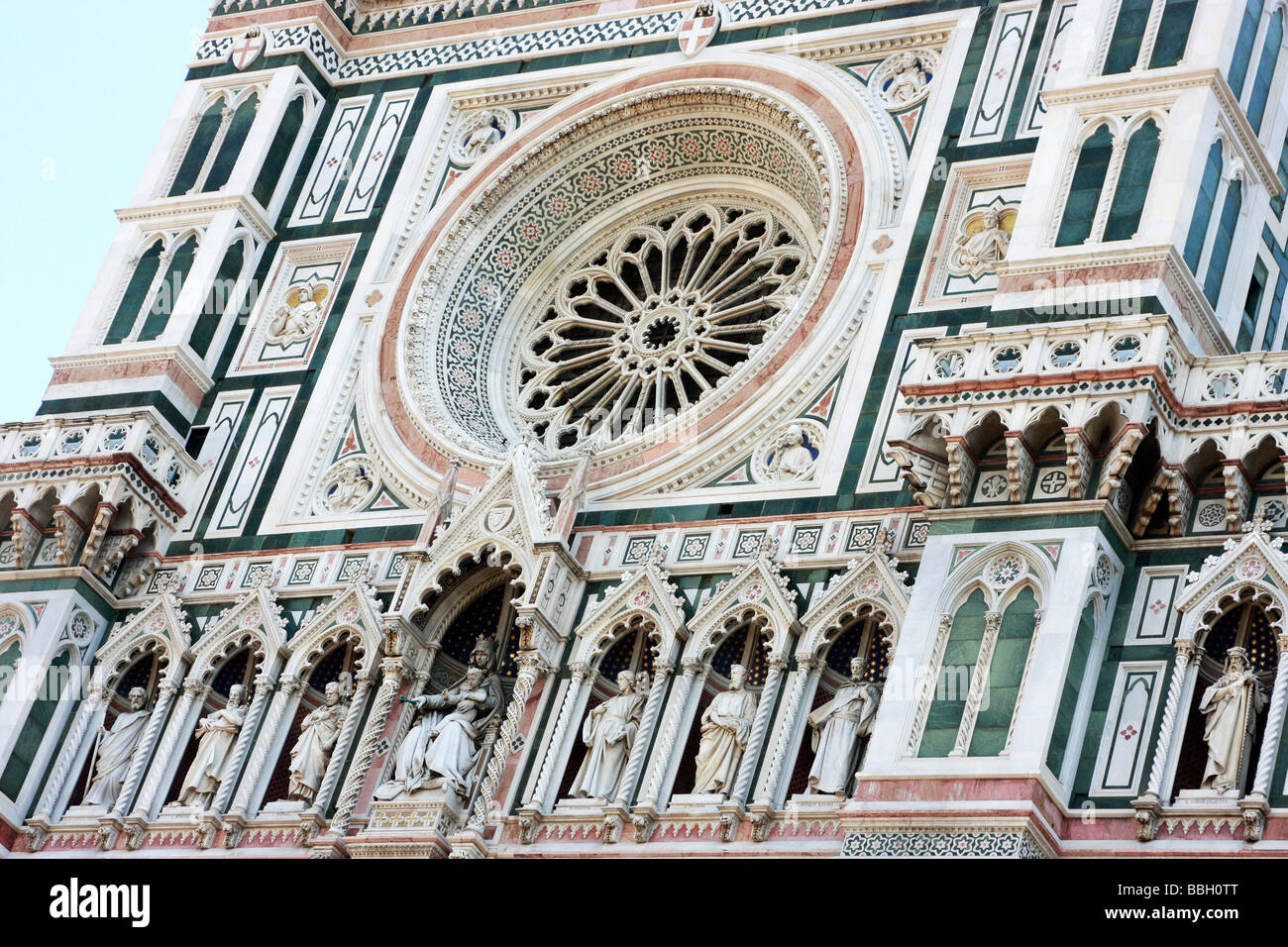 La squisita rosa,in marmo bianco e verde la facciata della Cattedrale di Santa Maria del Fiore (il Duomo) di Firenze,Italia è stato aggiunto 1871-87 Foto Stock