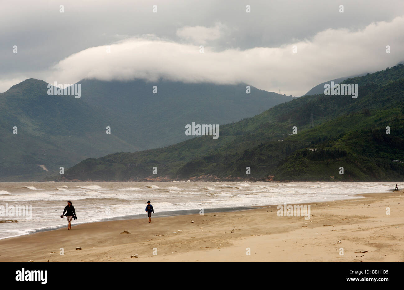 'Lang Co' beach, coste selvagge e la nuvola coprì le montagne, Vietnam, [Southeast Asia] Foto Stock