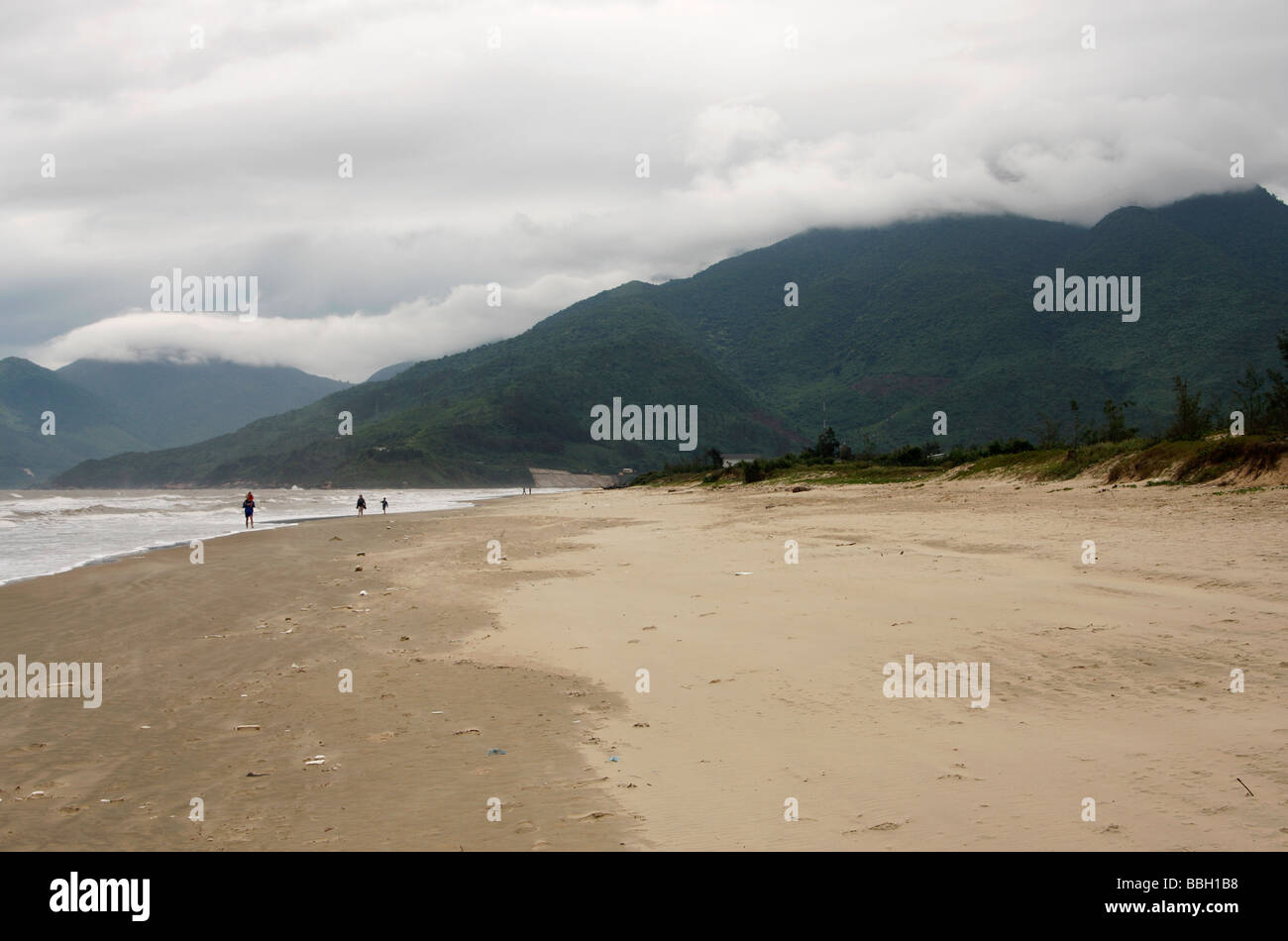 Una lunga spiaggia di sabbia e la nuvola coprì le montagne, 'Lang Co', Vietnam, [Southeast Asia] Foto Stock