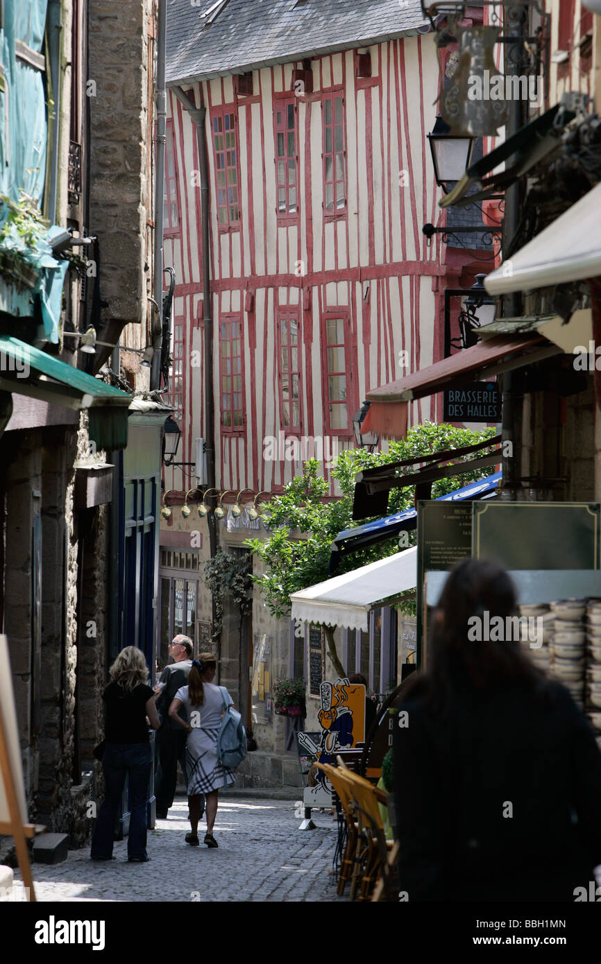 Stretto solo pedonale street, il centro della città vecchia, Vannes, Francia Foto Stock