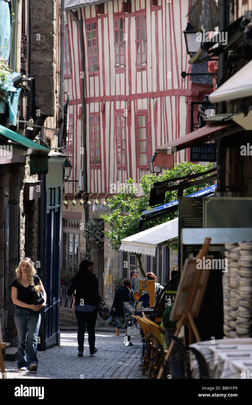 Stretto solo pedonale street, il centro della città vecchia, Vannes, Francia Foto Stock
