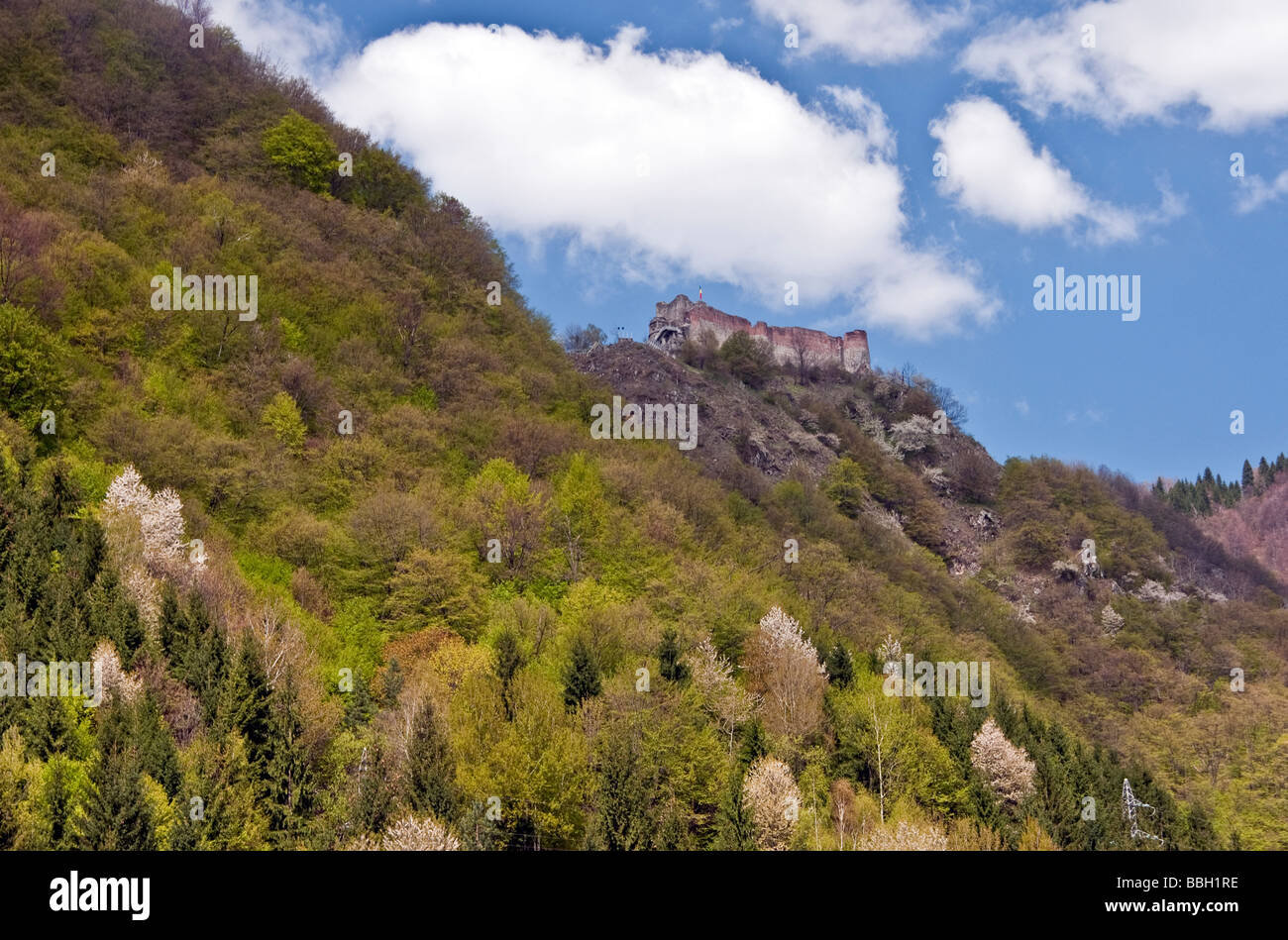 Il castello di Poienari costruito da Vlad l'Impalatore per servire come torre di avvistamento e di una prigione vicino a Sibiu Foto Stock