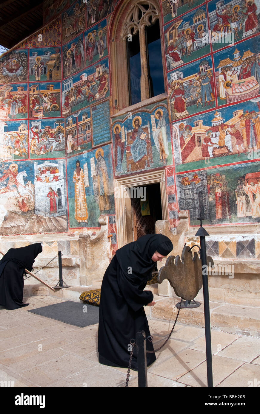 Il rumeno monache di Voronet dipinto di Monastero di Bucovina decorate con XV-XVI secolo affreschi Foto Stock