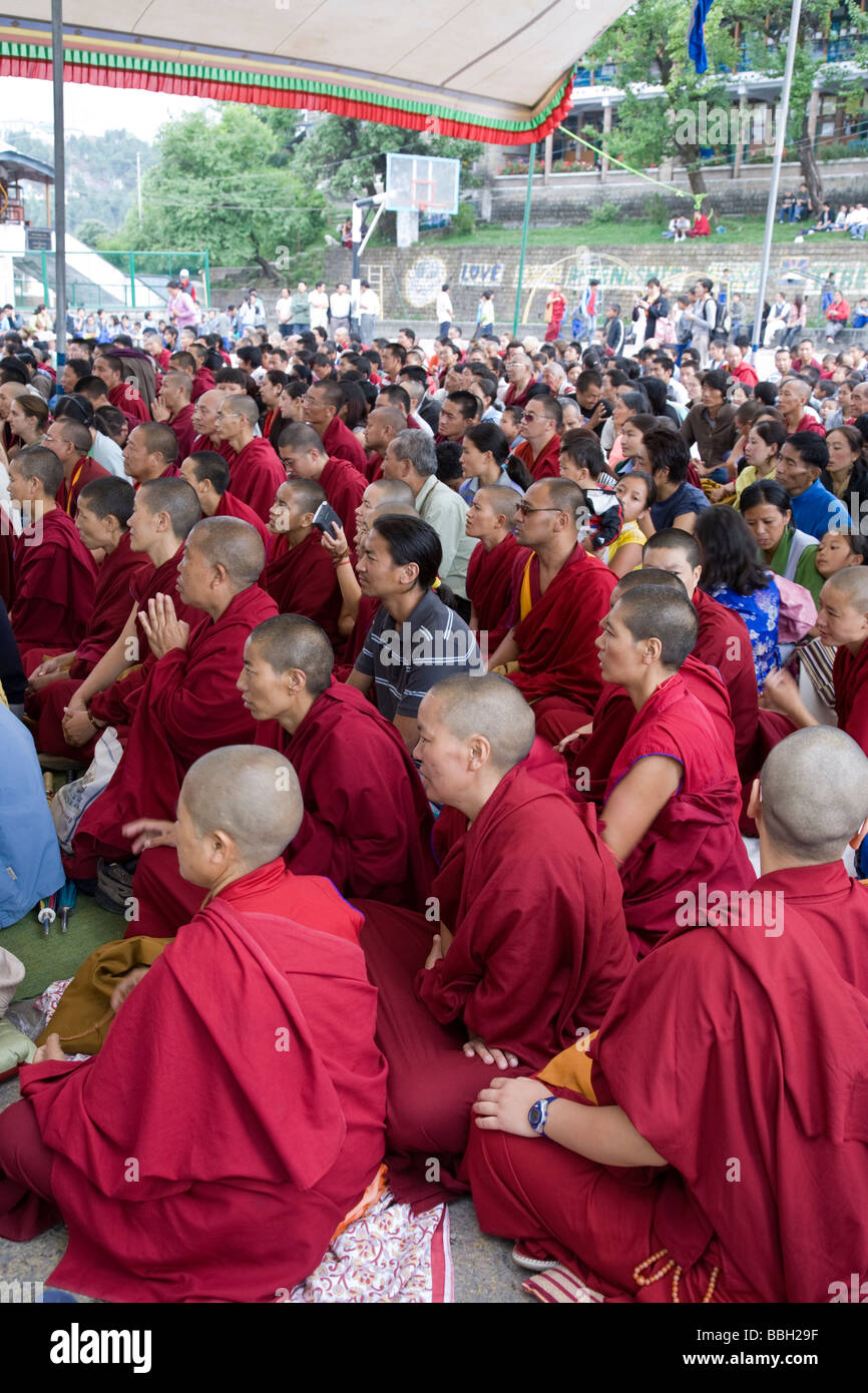 Monaci Tibetani guardando il Dalai Lama insegnamento del buddismo in TV. McLeod Ganj. Dharamsala. Himachal Pradesh. India Foto Stock