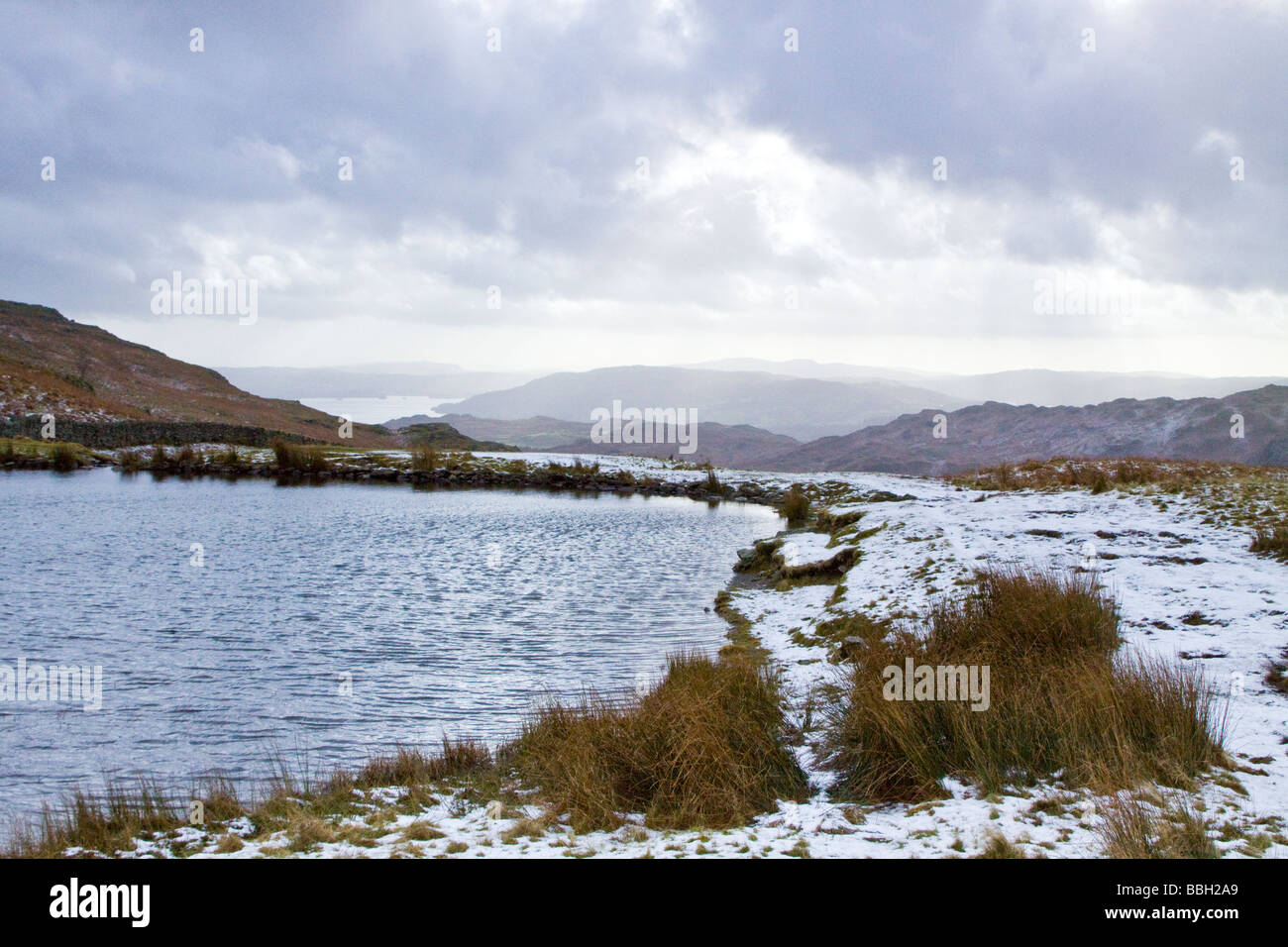 British paesaggi invernali Alcock Tarn con lago Widermere nella distanza. Parco Nazionale del Distretto dei Laghi Cumbria Foto Stock