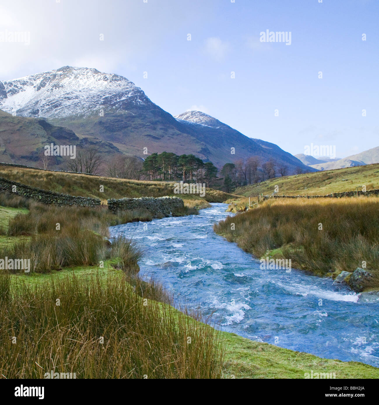 British paesaggi invernali Gatesgarthdale Beck con alto stile e Rosso luccio nel Parco nazionale del Lake District Cumbria Foto Stock