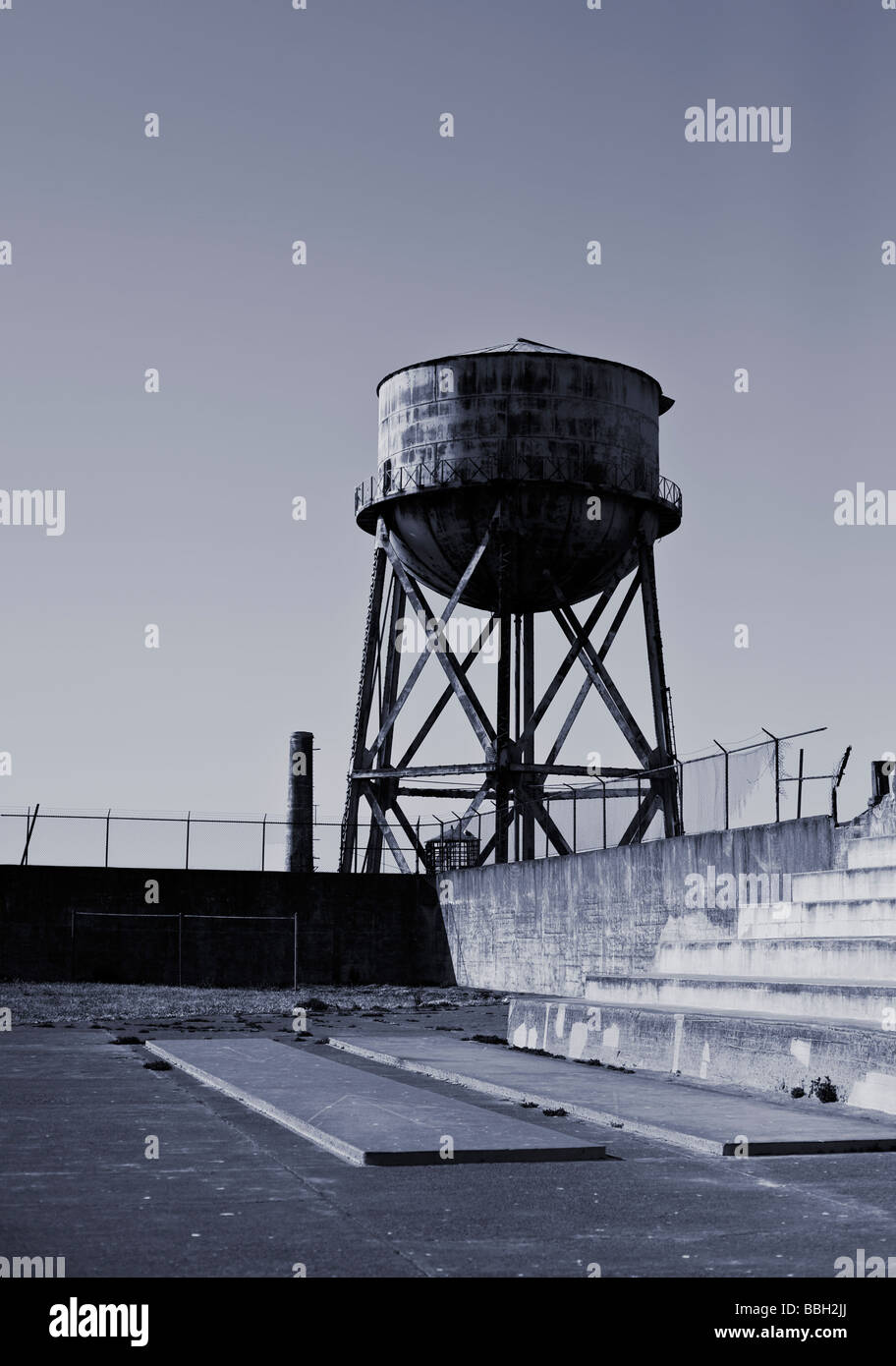 Vista verticale del cantiere di ricreazione di Alcatraz prigione federale con water tower in background Foto Stock