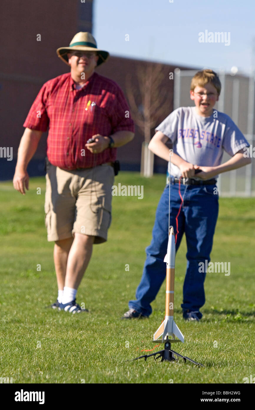 Padre e figlio il lancio di un razzo di modello per la scienza dell'educazione a Boise Idaho Foto Stock