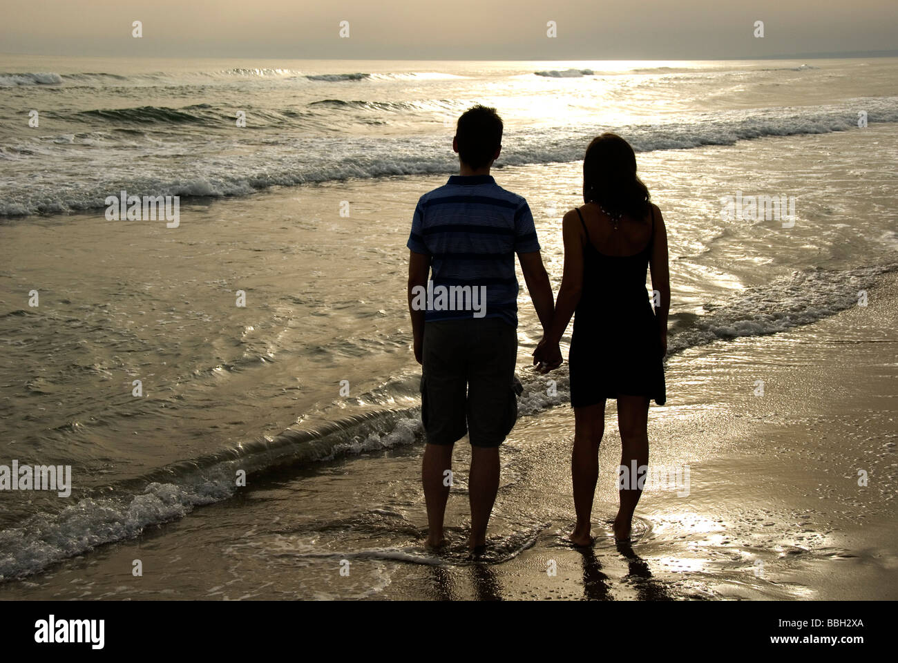 Coppia sulla spiaggia, tenendo le mani, Camargue, Francia, Europa Foto Stock
