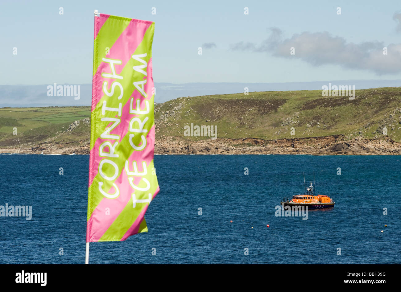 Scialuppa di salvataggio ormeggiata in Sennen Cove,Cornwall,l'Inghilterra,Gran Bretagna Foto Stock