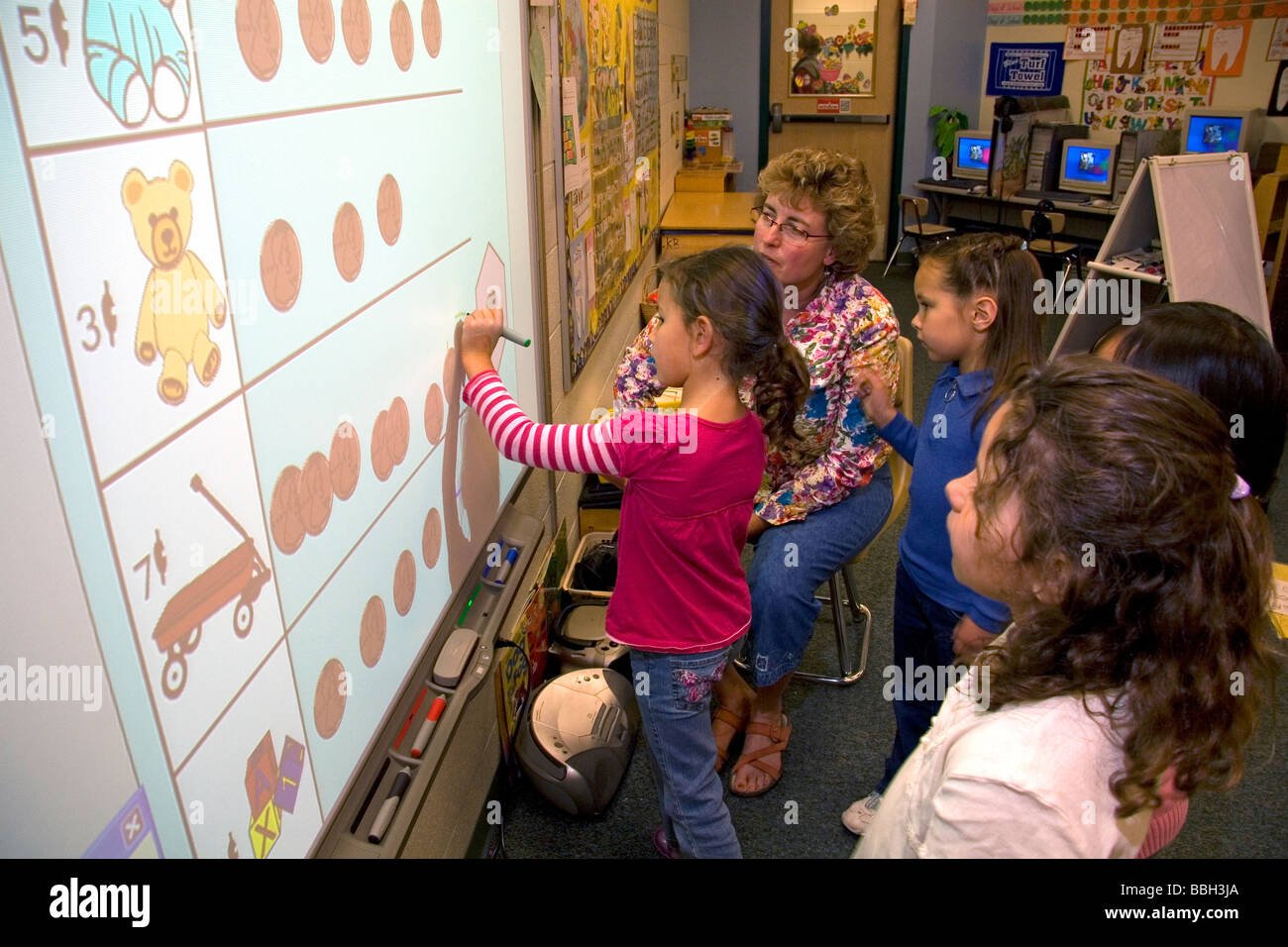 Kindergarten agli studenti di utilizzare una lavagna interattiva in aula di una scuola pubblica a Boise Idaho USA MR Foto Stock