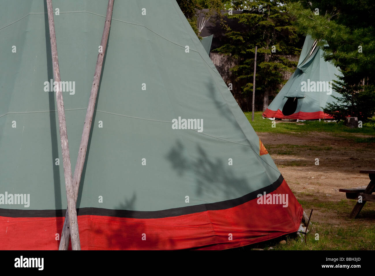 Tipis tepees sono raffigurato all'Mokotakan Quebec cultura nativa interpretazione sito in Saint-Mathieu du Parc Foto Stock