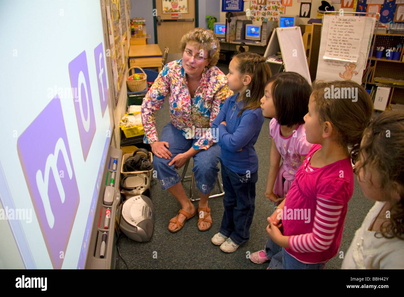 Kindergarten agli studenti di utilizzare una lavagna interattiva in aula di una scuola pubblica a Boise Idaho USA MR Foto Stock